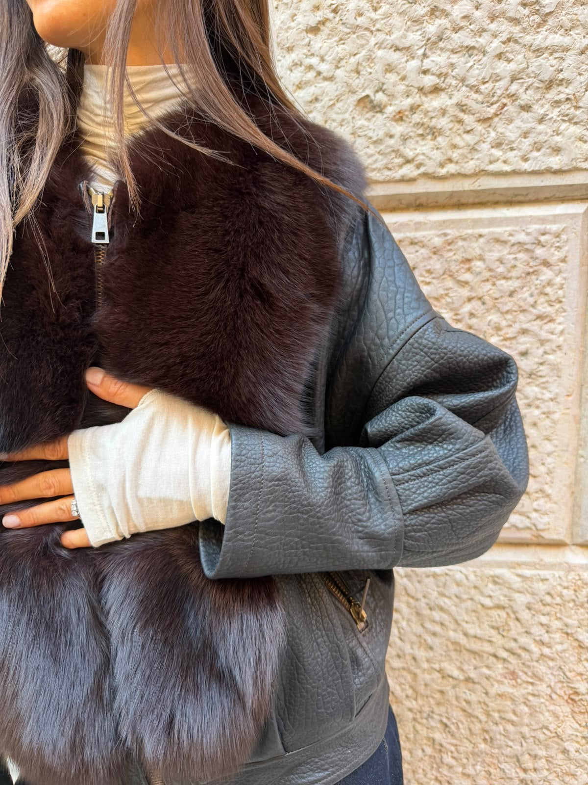 Giacca nera con pelo marrone