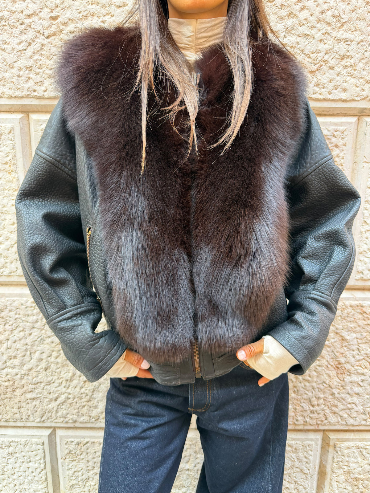 Giacca nera con pelo marrone