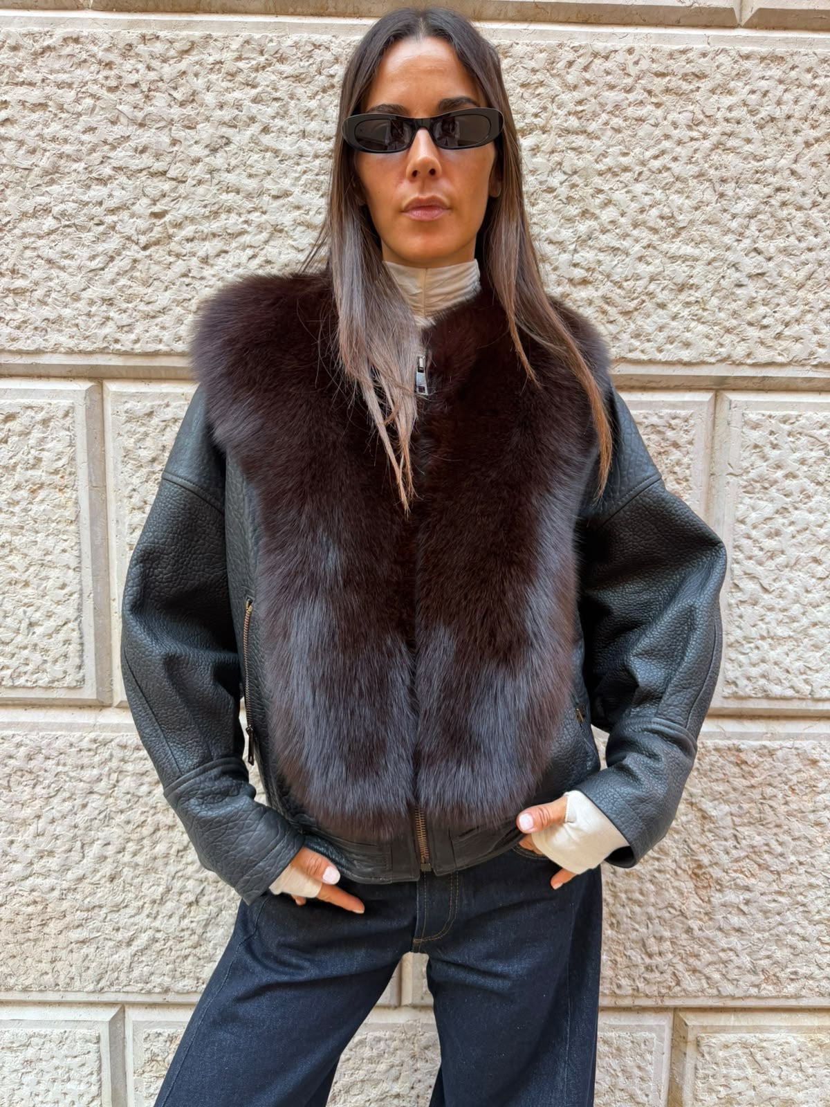 Giacca nera con pelo marrone