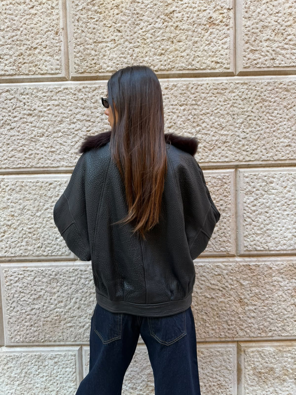 Giacca nera con pelo marrone